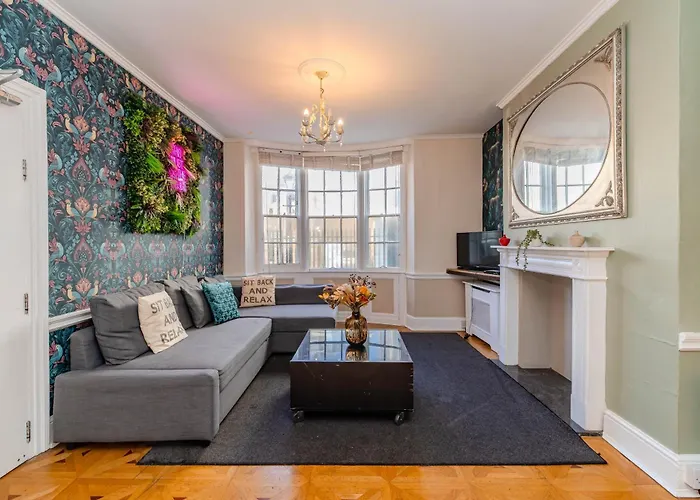 Spacious 5-Bedroom Home With Patio In The Heart Of Kemptown