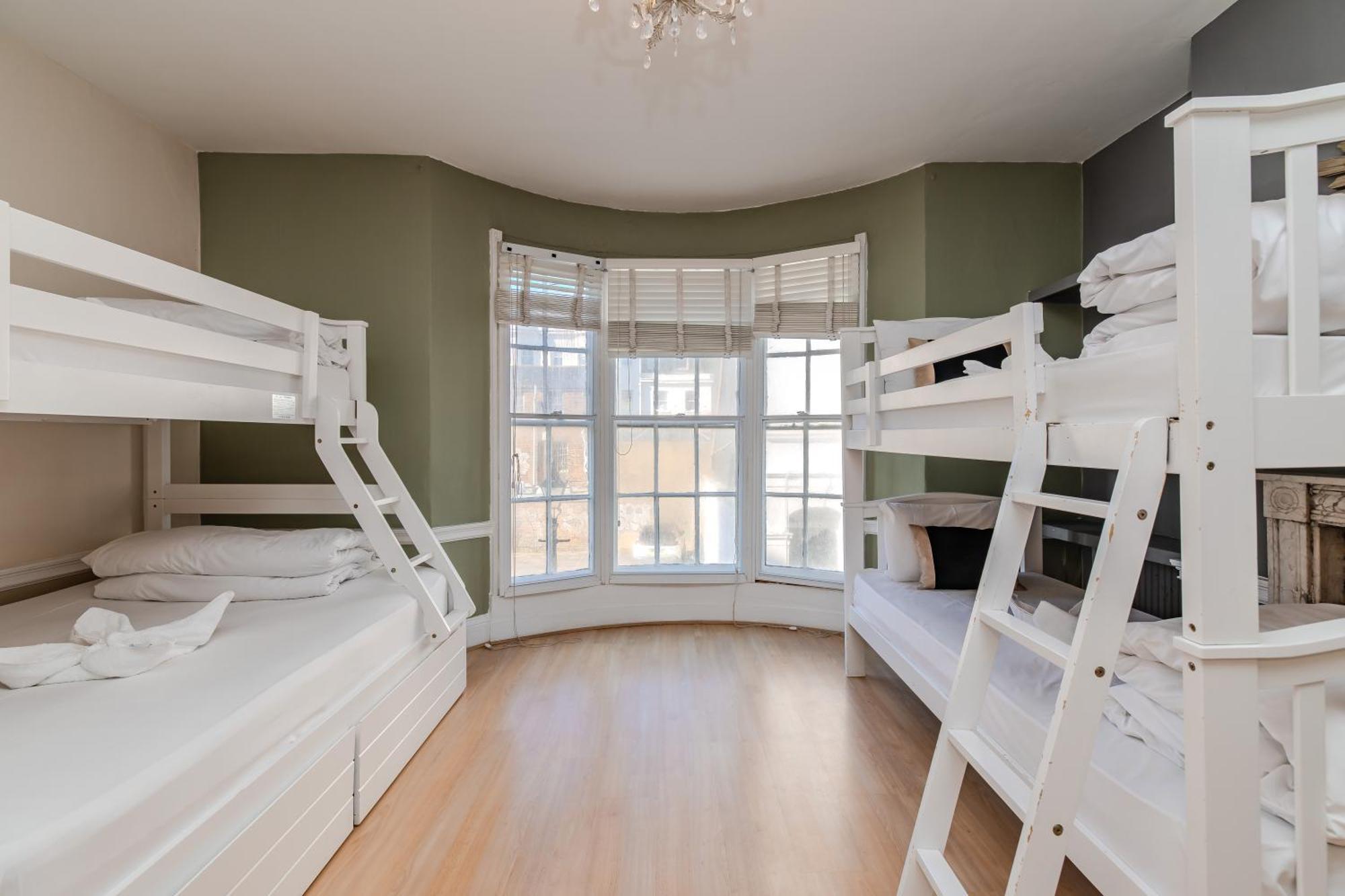 Spacious 5-bedroom With Patio In The Heart Of Kemptown Apartment
